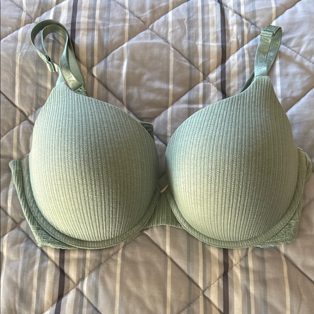 Victoria’s Secret 38D t-shirt push-up full coverage Bra
